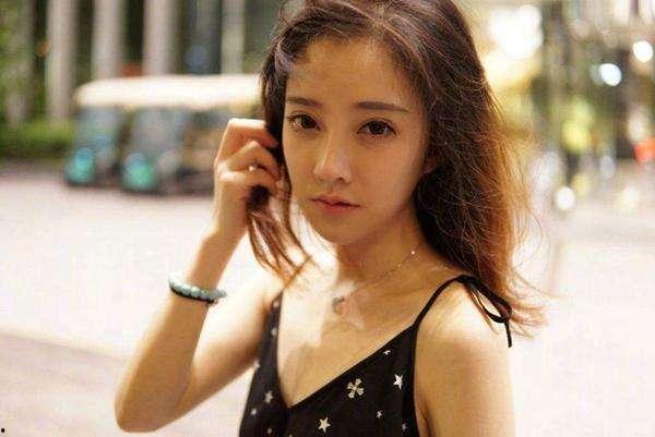 冯提莫整容前照片图片,从素颜照看她的蜕变之路